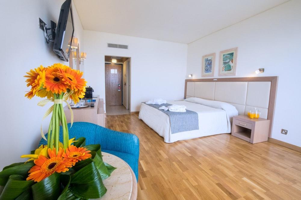 The Golden Coast Beach Hotel Pernera エクステリア 写真
